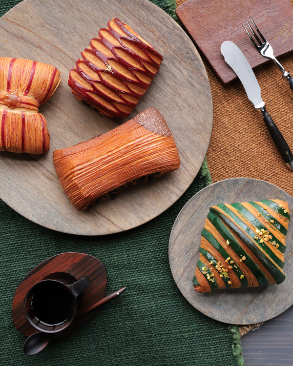 お皿に乗ったパンとコーヒー イメージ