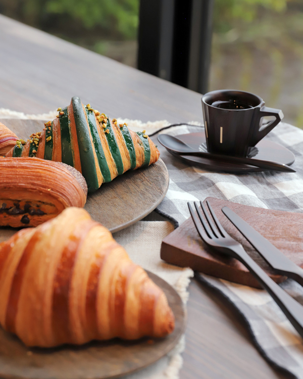 樫皿にのったリシェのパン