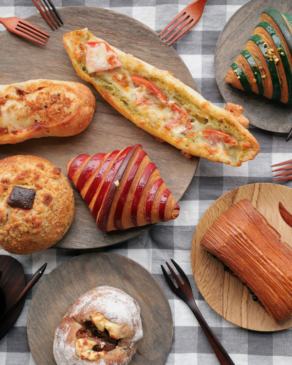 お皿に乗ったパン イメージ